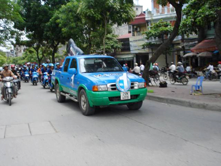 dung xe con di road show