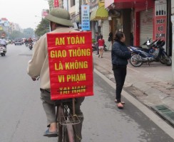 Thầy giáo nghỉ hưu mang băng rôn cổ động ATGT đạp xe khắp thủ đô