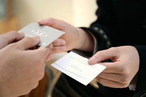 Một số điểm cần lưu ý khi trao danh thiếp