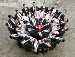 Tạo hình in kỷ yếu trên sân trường
